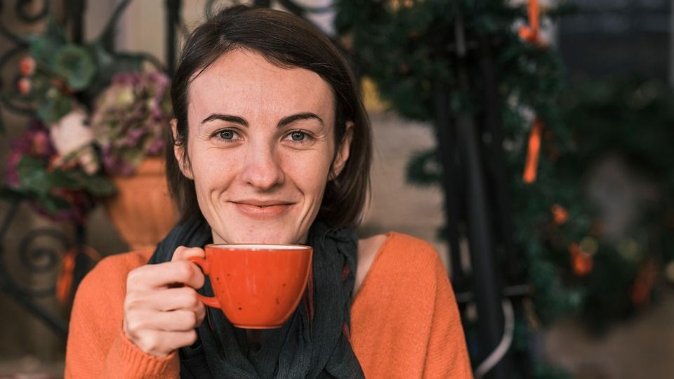 Frau trinkt kaffee klein